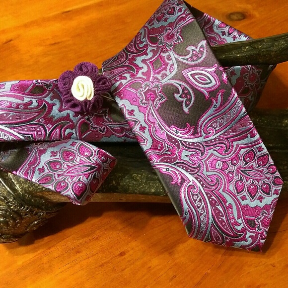 Exclusive Paisley Tie with 6 Fold Lapel Accent - Picture 1 of 1
